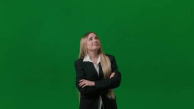 Beyin fırtınası ve problem çözme konsepti. Krom anahtar yeşil ekranda kadın portresi. Kız ayakta durup umut eder ama bir fikir bulamaz, ellerini çapraz yapar, kafasında lamba yanar..