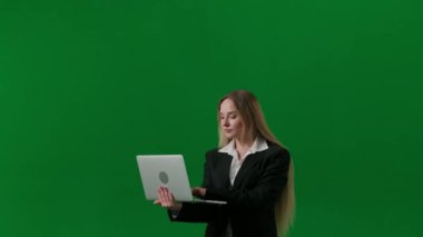 Beyin fırtınası ve problem çözme konsepti. Krom anahtar yeşil ekranda kadın portresi. Kız dizüstü bilgisayar tutuyor ve merak ediyor, fikir buluyor, parmağını kaldırıyor gülümseyen yüz, kafanın üstünde lamba yanıyor..