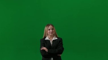 Beyin fırtınası ve problem çözme konsepti. Krom anahtar yeşil ekranda kadın portresi. Düşünen kız kameraya bakar, fikri bulur, parmağını kaldırır, kafasının üstünde lamba yanar..