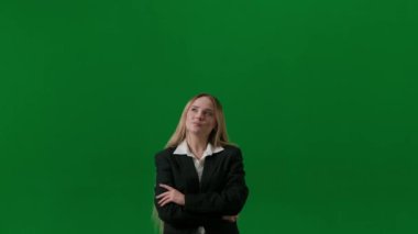 Beyin fırtınası ve problem çözme konsepti. Krom anahtar yeşil ekranda kadın portresi. Ayakta durup gülümseyen, fikri bulan, parmağını kaldıran, kafasında lamba yanan bir kız..