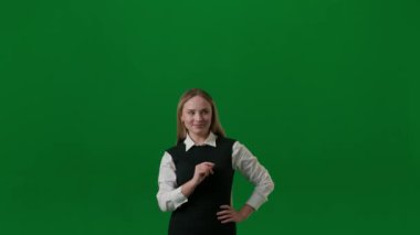 Beyin fırtınası ve problem çözme konsepti. Krom anahtar yeşil ekranda kadın portresi. Düşünen, düşünen, fikir bulan, parmağını kaldırıp gülümseyen bir kadın. Kafasının üstünde lamba yanıyor..