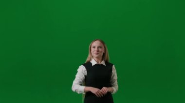 Beyin fırtınası ve problem çözme konsepti. Krom anahtar yeşil ekranda kadın portresi. Kız merak ediyor ve fikir buluyor, elini kaldırıyor, parmağıyla işaret ediyor, kafasının üstünde lamba yanıyor..