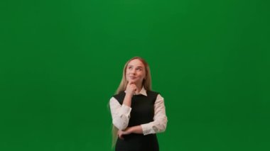 Beyin fırtınası ve problem çözme konsepti. Krom anahtar yeşil ekranda kadın portresi. Ayakta durup gülümseyen, çözümleri seçen, merak eden, bir sürü fikri olan, kafasında lamba yanan bir kız..