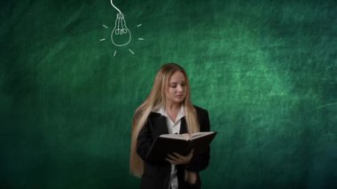Sorun çözme konseptinde hayal gücü. Yeşil arka planda izole edilmiş bir kadın portresi. Üstünde ampuller var. Kız ayakta kitap okuyor. Parmağını kaldırıp lamba yakıyor..