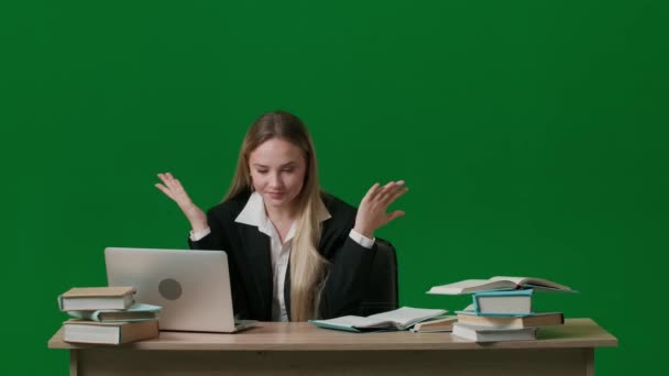 头脑风暴和问题解决的概念 彩色键绿色屏幕上的女性肖像 女孩在笔记本电脑上工作 发现想法 竖起手指 头顶上的灯 — 图库视频影像