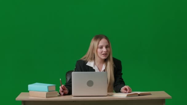 头脑风暴和问题解决的概念 彩色键绿色屏幕上的女性肖像 用笔记本电脑工作的女孩想知道 找到主意 但拒绝了 并对此表示怀疑 头顶上方的灯 — 图库视频影像