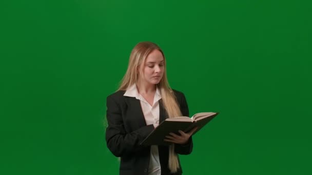 头脑风暴和问题解决的概念 彩色键绿色屏幕上的女性肖像 女孩站在那里 手里拿着书 翻阅着几页 正面积极的表情 头顶上的灯火通明 — 图库视频影像