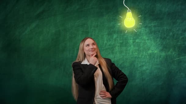 Verbeelding Probleemoplossend Concept Portret Van Een Vrouw Geïsoleerd Groene Achtergrond — Stockvideo