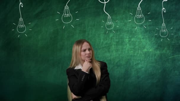 Fantasie Problemlösungskonzept Porträt Der Frau Isoliert Auf Grünem Hintergrund Glühbirnen — Stockvideo