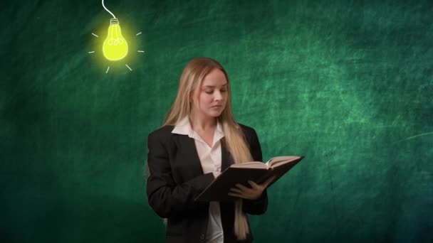 Fantasi Problemlösning Koncept Porträtt Kvinna Isolerad Grön Bakgrund Glödlampor Bild — Stockvideo
