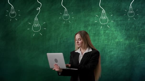 对问题解决概念的想象 在绿色背景灯泡上孤立的女性画像 顶部的图像 拿着笔记本电脑打字的女孩 满面笑容 满脑子都是指指尖 灯亮着 — 图库视频影像