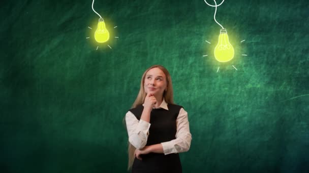 クリエイティブなコンセプトを解決する問題の想像力 電球が上に描かれている孤立した背景にある少女の肖像画 少女はソリューションの選択を検討し 指を上げ ランプが点灯します — ストック動画