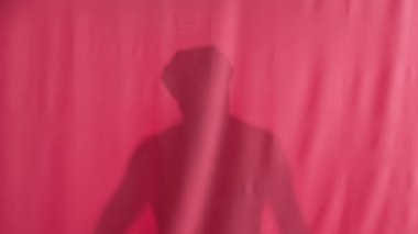 Pembe duş perdesinin arkasında banyo lifi olan bir adamın silueti. Aniden perde açılır ve tıraş köpüğü olan adam çığlık çığlığa bağırır, havluyu atar, perdeyi kapatır.