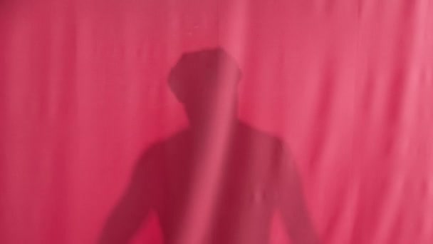 Silueta Unui Bărbat Spălare Loofah Spatele Unei Perdele Duș Roz — Videoclip de stoc