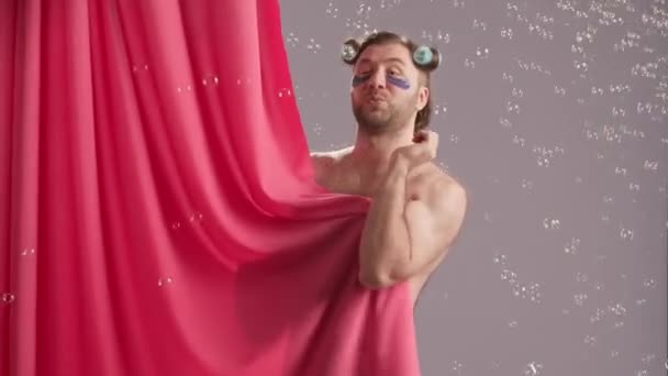 Homem Seminude Coberto Por Cortina Chuveiro Rosa Estourando Bolhas Sabão — Vídeo de Stock