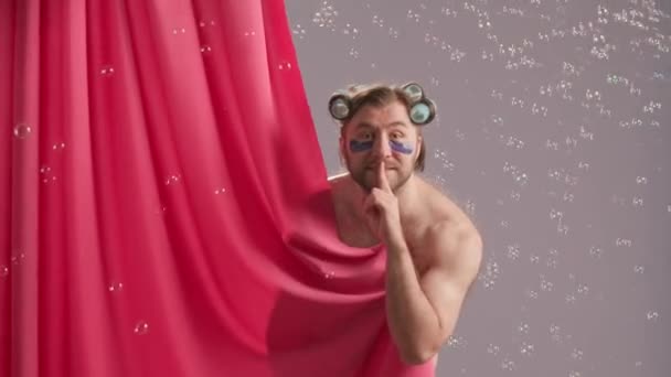 Seminude Άνθρωπος Καλύπτονται Ροζ Κουρτίνα Ντους Στο Στούντιο Μπλε Φόντο — Αρχείο Βίντεο