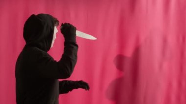 Bıçaklı bir manyak duş perdesini geri çeker. Yıkanan bir adama saldırma niyetindedir. Pembe kar maskeli ve su geçirmez şapkalı yarı çıplak bir adam manyakla savaşıyor ve onu kaçırıyor.