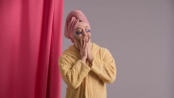 Facet Odsuwa Różową Zasłonę Prysznicową Wychodzi Spod Prysznica Mężczyzna Żółtym — Wideo stockowe