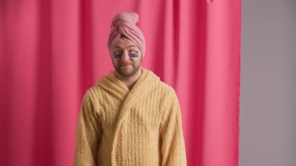 Portrait Man Shower Studio Pink Shower Curtain Close Man Yellow — Stock Video