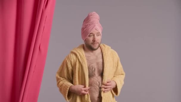 Άνθρωπος Τραβάει Πίσω Ροζ Κουρτίνα Του Ντους Και Βγαίνει Από — Αρχείο Βίντεο