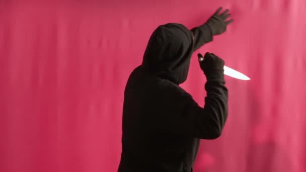 Ein Verrückter Mit Maske Und Messer Zieht Den Duschvorhang Zurück — Stockvideo