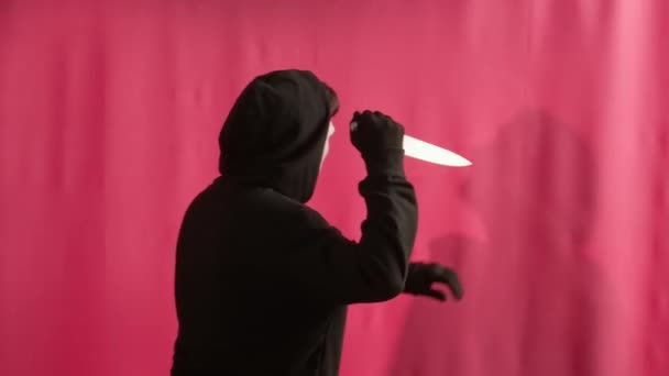 Galning Med Kniv Drar Tillbaka Duschdraperiet För Att Attackera Man — Stockvideo