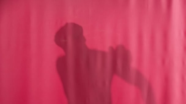 Silhouette Homme Lavant Avec Loofah Dans Une Douche Derrière Rideau — Video