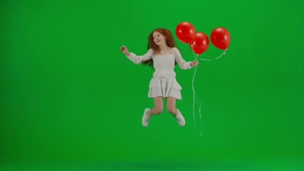 아이들 창조적인 스튜디오에서 소녀의 초상화 크로마 화면에 드레스에 — 비디오