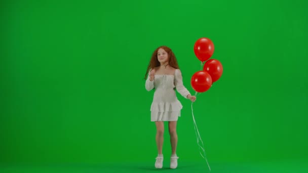 아이들 창조적인 스튜디오에서 소녀의 초상화 크로마 화면에 드레스에 — 비디오
