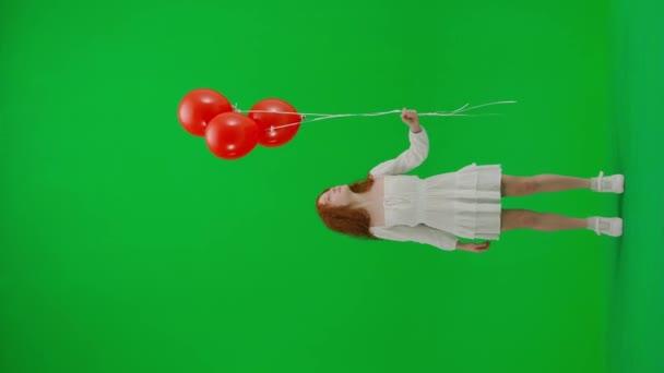 Retrato Menina Pequena Estúdio Menina Vestido Branco Com Balões Hélio — Vídeo de Stock