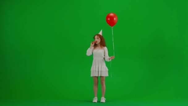 아이들 창조적인 스튜디오에서 소녀의 초상화 크로마 화면에 드레스에 송풍기에서 — 비디오