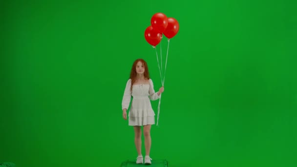 아이들 창조적인 스튜디오에서 소녀의 초상화 크로마 화면에 드레스에 카메라 긍정적인 — 비디오