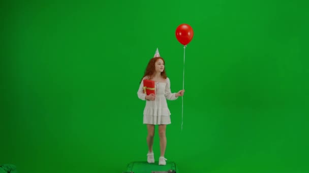 아이들 창조적인 스튜디오에서 소녀의 초상화 크로마 주위를 모자에 배경을 드레스에 — 비디오