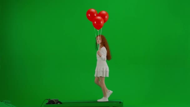 Gadis Kecil Berambut Merah Dengan Gaun Putih Berjalan Dengan Balon — Stok Video