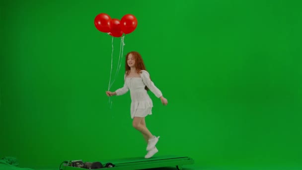 Petite Fille Rousse Robe Blanche Courant Avec Des Ballons Rouges — Video
