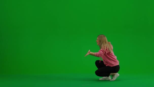 子どもたちクリエイティブなコンセプト スタジオの小さな女の子の肖像画 女性は開いた腕で微笑み 少女は彼女の風船を持って来ます ママは幸せで クロマキーグリーンスクリーンの背景に娘にキス — ストック動画