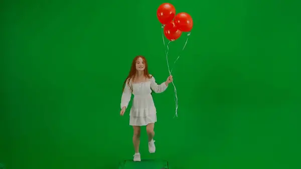 Çocukların Yaratıcı Konsepti Stüdyoda Küçük Bir Kızın Portresi Kırmızı Balonlu — Stok fotoğraf