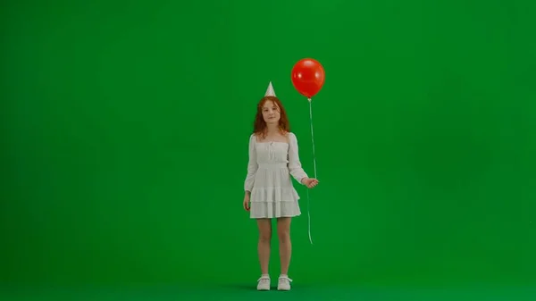 Çocukların Yaratıcı Konsepti Stüdyoda Küçük Bir Kızın Portresi Kırmızı Helyum — Stok fotoğraf