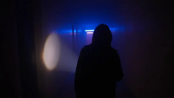 放棄された場所や空の建物 創造的な広告コンセプト ネオンライトで暗い廊下の女性の肖像画 廊下で一人で歩いているカメラに向かって懐中電灯をかけた女性 — ストック写真