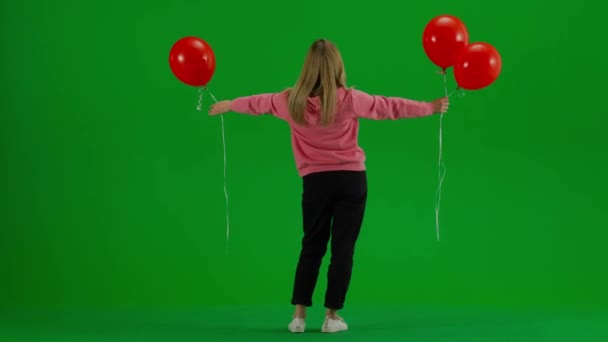 Ung Kvinna Rosa Hoodie Har Kul Med Röda Heliumballonger Isolerad — Stockvideo
