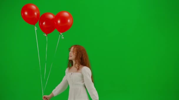 Petite Fille Rousse Robe Blanche Marchant Avec Des Ballons Rouges — Video