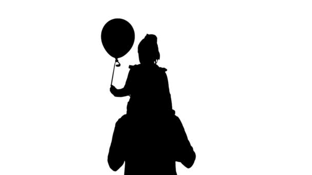 Черный Силуэт Мужчины Держащего Маленькую Девочку Гелиевым Шаром Плечах Идущего — стоковое видео
