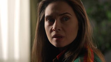 İnsani aşırı duygular yaratıcı reklam konsepti. Çekici kadın modelin olumsuz ruh hali portresi. Kapalı çekim esmer kadın yüzü depresif bir halde, derin gözyaşları içinde nefes alıyor..