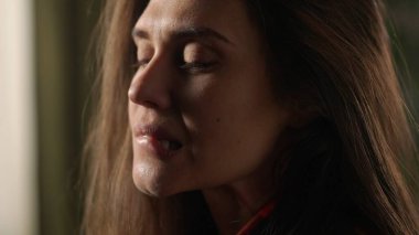İnsani aşırı duygular yaratıcı reklam konsepti. Çekici kadın modelin olumsuz ruh hali portresi. Yakın çekim esmer kadın yüzü depresif bir halde, gözleri kapalı ağlayan dudak ısıran ağlayan..