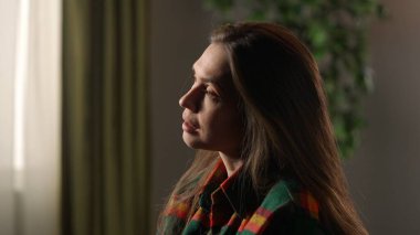 İnsani aşırı duygular yaratıcı reklam konsepti. Çekici kadın modelin olumsuz ruh hali portresi. Kapalı çekim esmer kadın yüzü depresif bir halde, gömlek koluyla burnunu silerken ağlıyor..