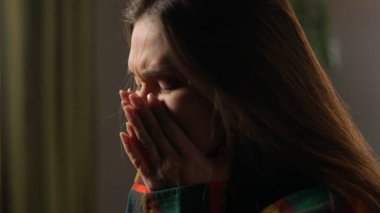 İnsani aşırı duygular yaratıcı reklam konsepti. Çekici kadın modelin olumsuz ruh hali portresi. Kapalı çekim esmer kadın yüzü depresif bir halde, ellerinde saklanarak ağlıyor..