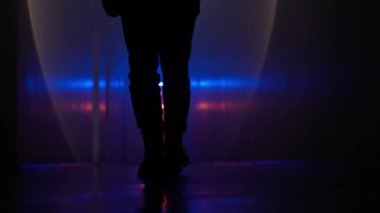 Terk edilmiş yerler ve boş binalar yaratıcı reklam konsepti. Karanlık koridor neon ışığındaki kadın portresi. Koridorda yürüyen el feneriyle zemin kattaki kızdan yakın çekim..