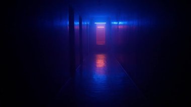 Terk edilmiş yerler ve boş binalar yaratıcı reklam konsepti. Uzun koridor manzarası mavi neon ışıklarıyla aydınlandı. Karanlık, boş koridorun sonunda kapı ve merdiven var..