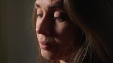 İnsani aşırı duygular yaratıcı reklam konsepti. Çekici kadın modelin olumsuz ruh hali portresi. Kapalı çekim esmer kadın yüzü depresif bir halde, gözyaşları yüzünden aşağı akıyor..