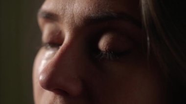 İnsani aşırı duygular yaratıcı reklam konsepti. Çekici kadın modelin olumsuz ruh hali portresi. Aşırı yakın plan kadın yüzü depresif bir ruh hali içinde, gözyaşları yüzünden aşağı akıyor..